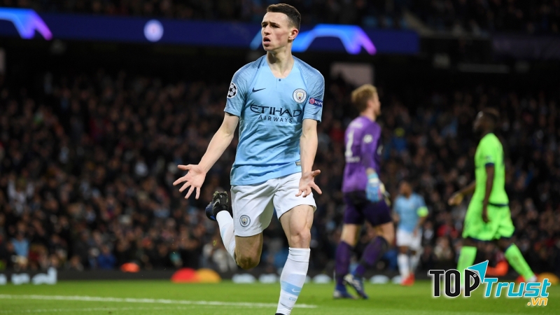 Tiền vệ trung tâm: Phil Foden (2000)