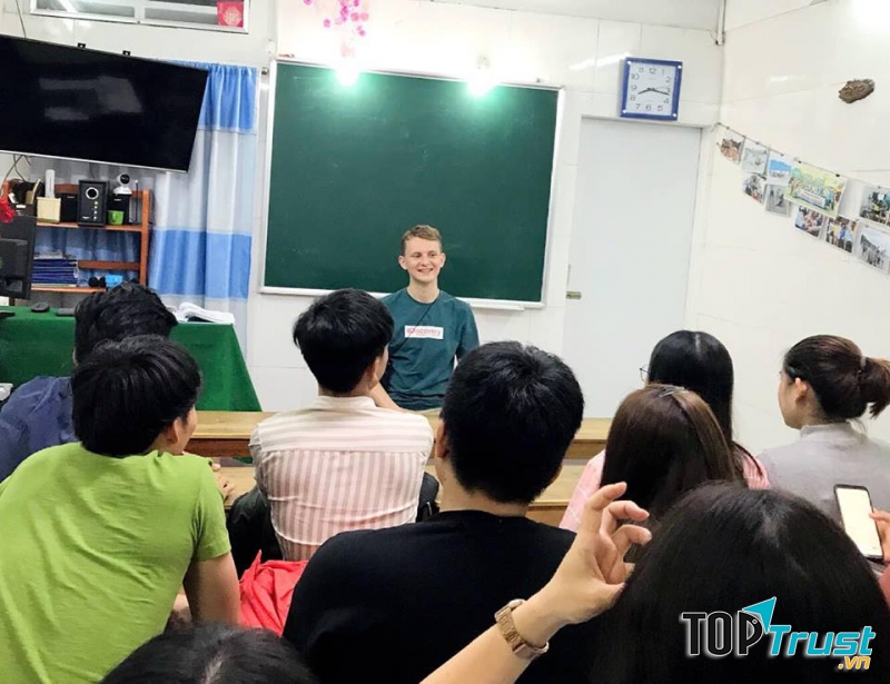 Trung tâm tiếng Anh giao tiếp tại Huế - Mr. Trần Lĩnh