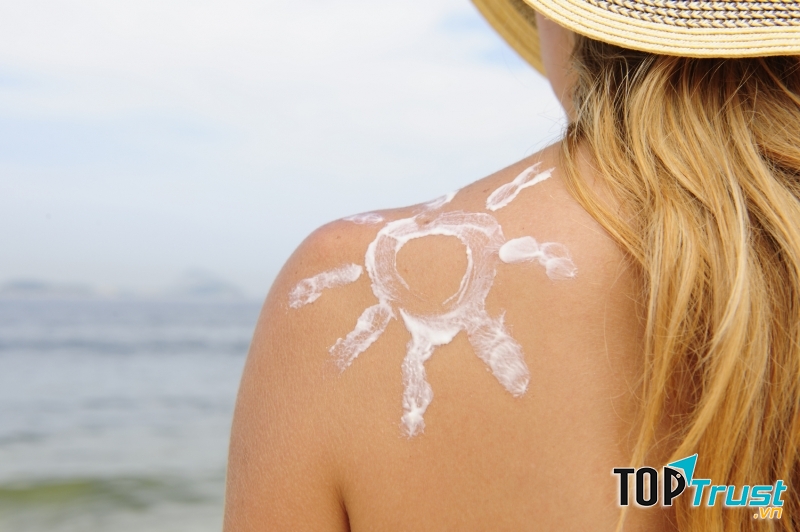 Hãy đảm bảo rằng bạn đã bôi kem chống nắng cho làn da của mình để bảo vệ da trước ánh nắng mặt trời