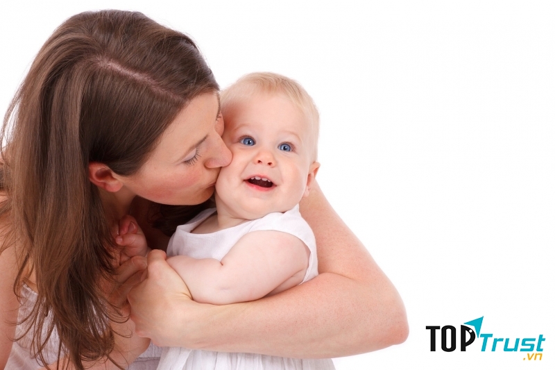 Tránh hôn trẻ khi bị tiêu chảy