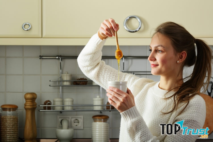 Trong mật ong chứa một lượng glycogen dự trữ trong gan, dự trữ glycogen đầy đủ giúp giấc ngủ được đầy đủ, ngon và sâu hơn.