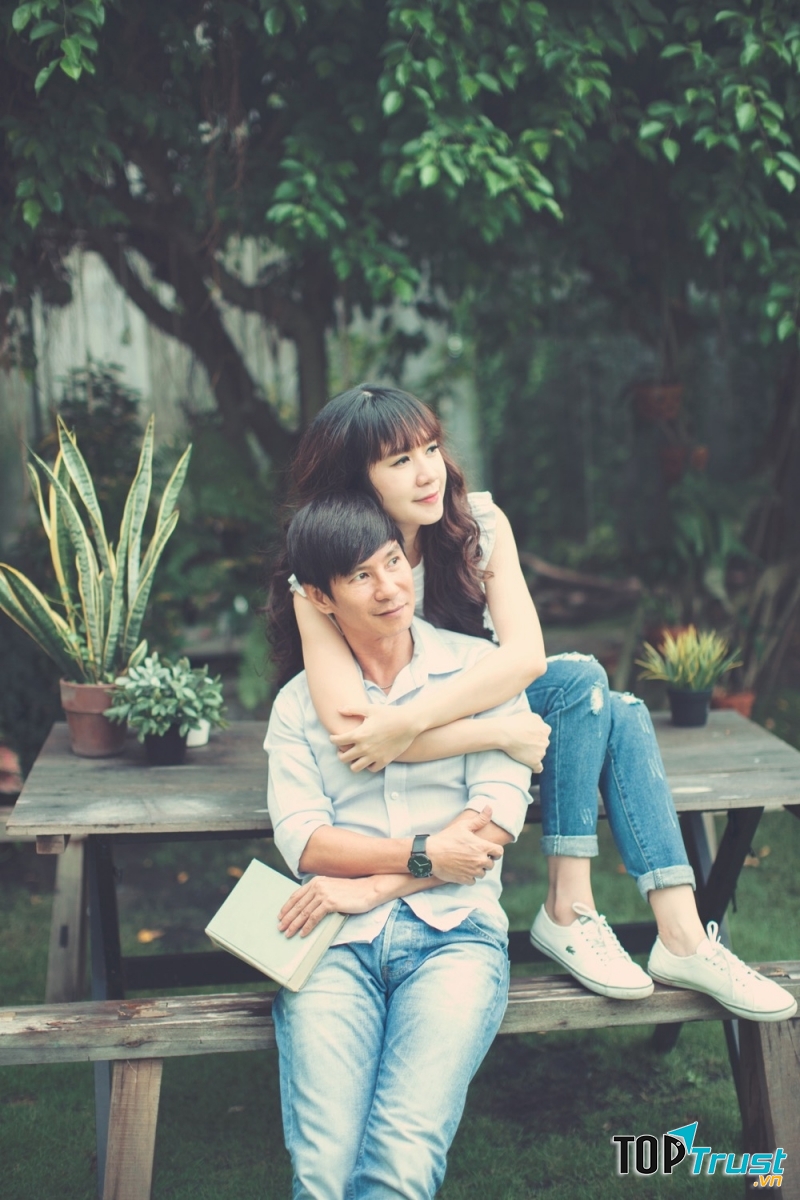 Cùng nhau đi tới những quán cafe lãng mạn thuở mới hẹn hò.