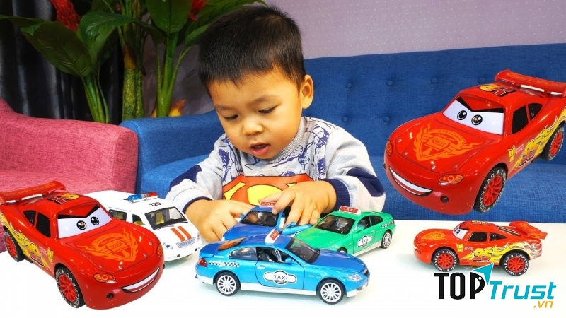 Bé tìm thấy hứng thú từ mọi vật xung quanh.