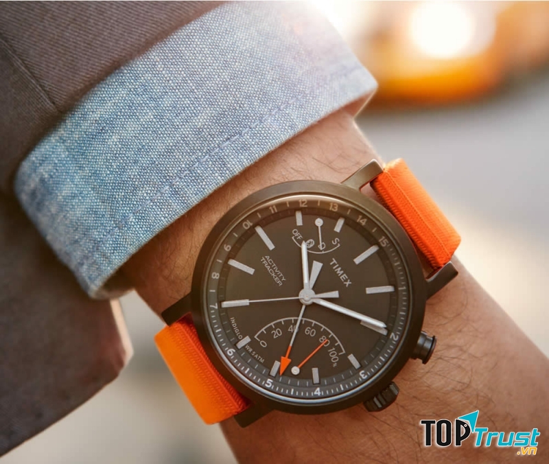 Hãng đồng hồ này có mặt từ rất lâu rồi, và cho tới hiện tại Timex là một trong những hãng đồng hồ nổi tiếng thế giới. Chiếc Timex Activity Tracker này có giá là 3 triệu.