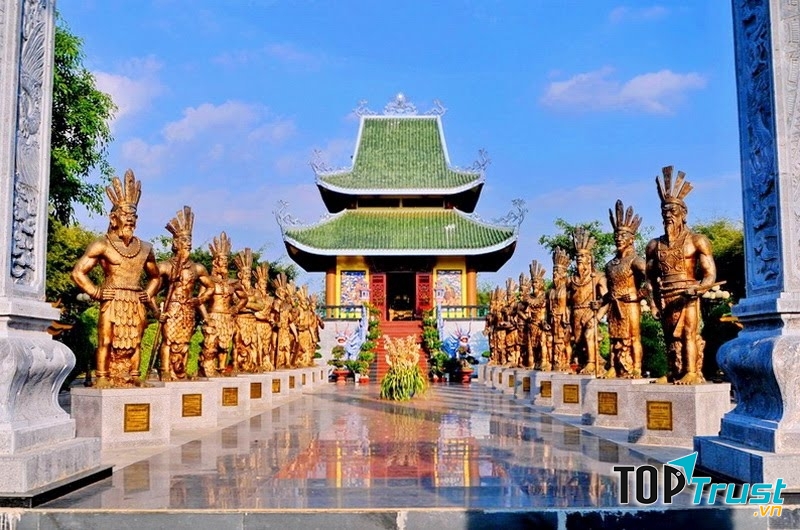 Quanh đền Hùng có nhiều làng thờ sinh thực khí