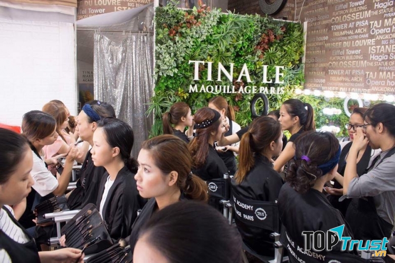 Các học viên đang thực hành trong giờ học