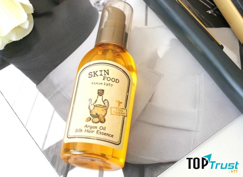Tinh chất dưỡng tóc có trong Skinfood Argan oil silk hair essence giúp phục hồi tóc khô, hư tổn