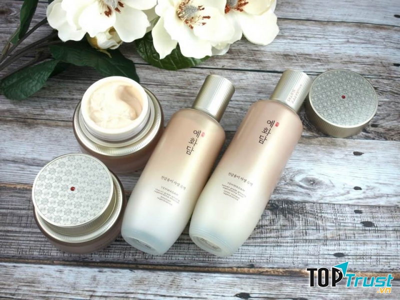Tinh chất The Face Shop Yehwadam Heaven Grade Ginseng Regenerating Serum