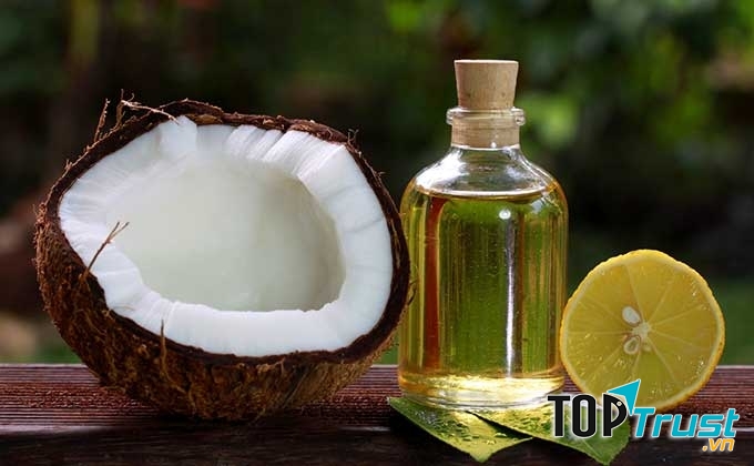 Dầu dừa là một loại tinh dầu đặc biệt có rất nhiều tác dụng như chống oxi hóa và đặc biệt dầu dừa giữ ẩm rất tốt.