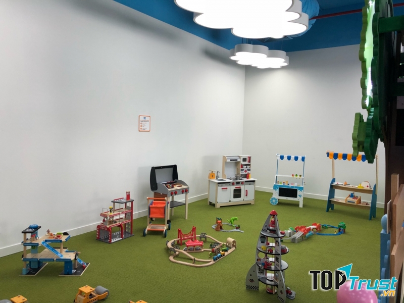 Khu xếp hình và các trò chơi bé làm đầu bếp rất đẹp