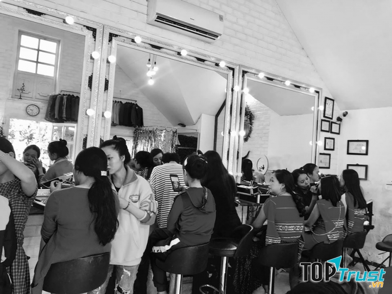 Đội ngũ make up đông đảo sẵn sàng phục vụ