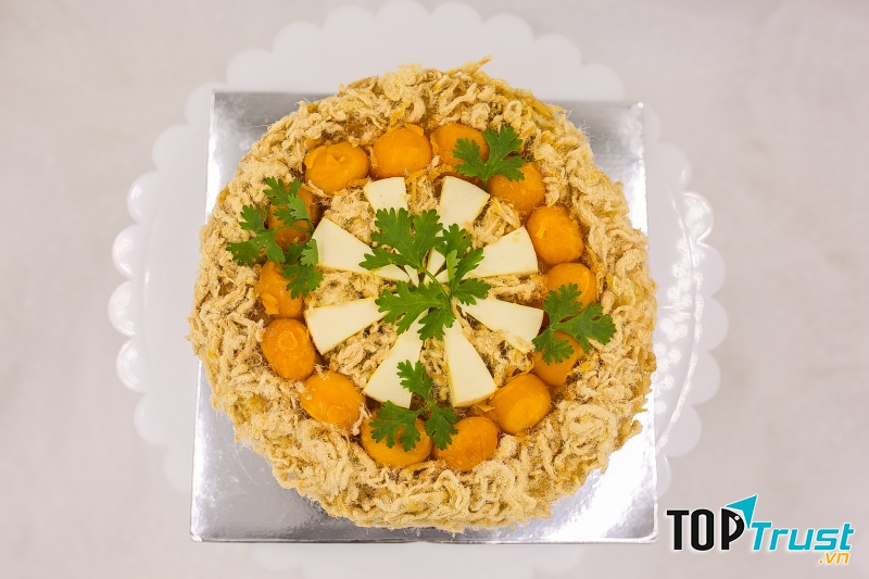 Bánh có nhiều topping phủ trên bề mặt
