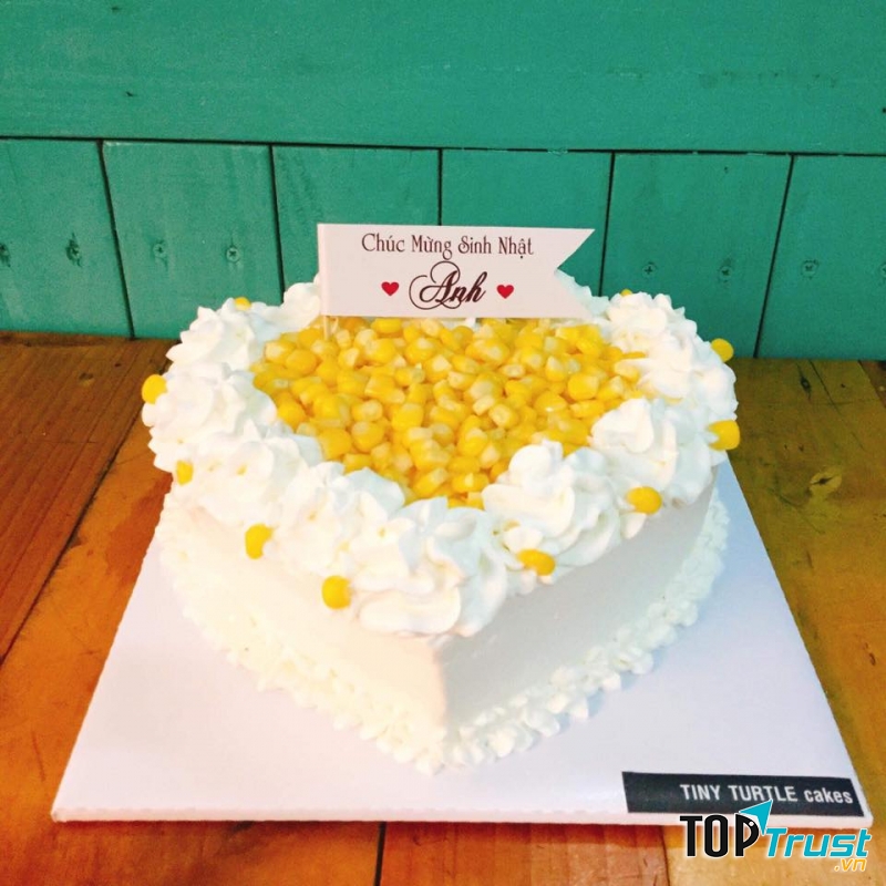 Bạn cứ từ từ nhẩn nha nhấm nháp từng hạt ngô lẫn vị ngọt thanh, béo béo của kem tươi để thấy được hương đồng gió nội trong từng miếng bánh.﻿