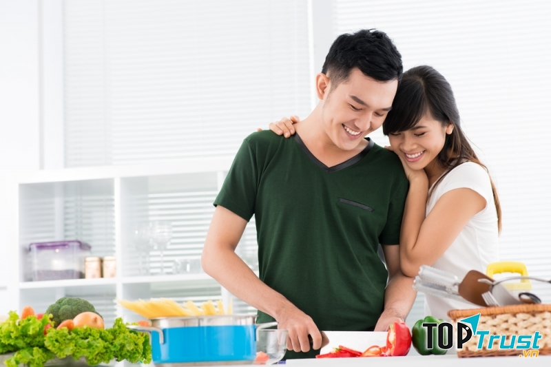 Trổ tài vào bếp chuẩn bị bữa ăn cũng là một cách để thể hiện sự đảm đang