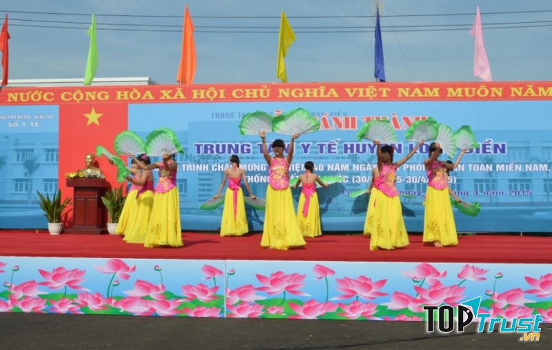 Nhà trường tổ chức văn nghệ kỷ niệm 30/4 - 1/5