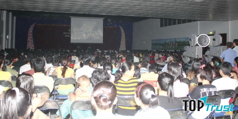 Tổ chức chiếu phim về đề tài cách mạng