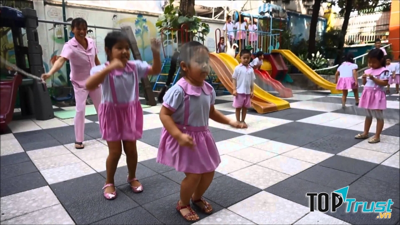 Tổ chức chơi trung thu: trò nhảy dây thổi bong bóng