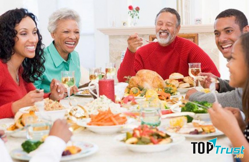 Bữa tiệc cuối năm sẽ nâng cao tình cảm yêu thương giữ các thành viên trong gia đình