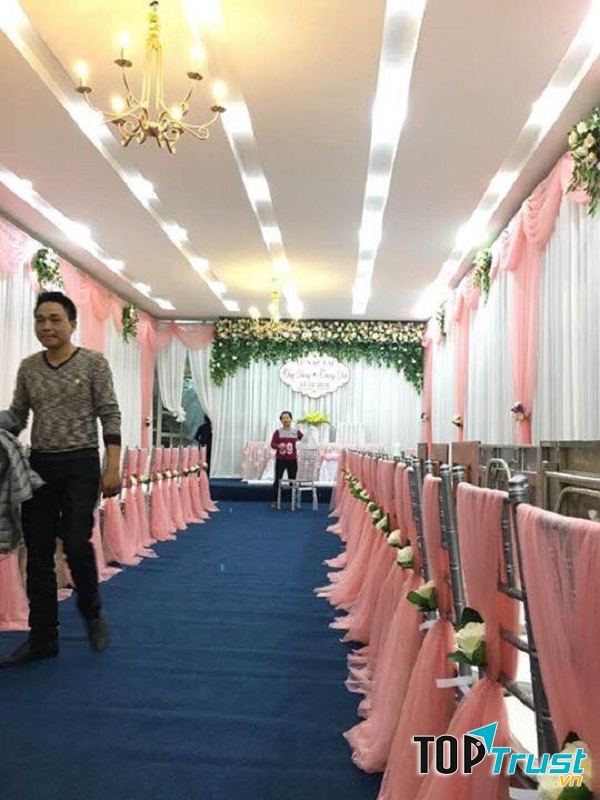 Phía trong rạp cưới