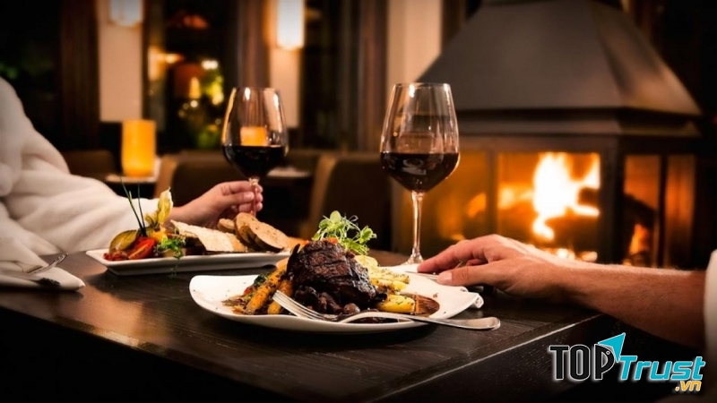 Bữa tối lãng mạn của hai người.