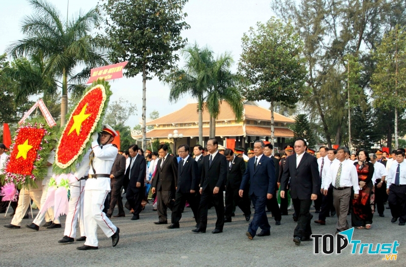 Lãnh đạo tỉnh thăm viếng nghĩa trang liệt sỹ