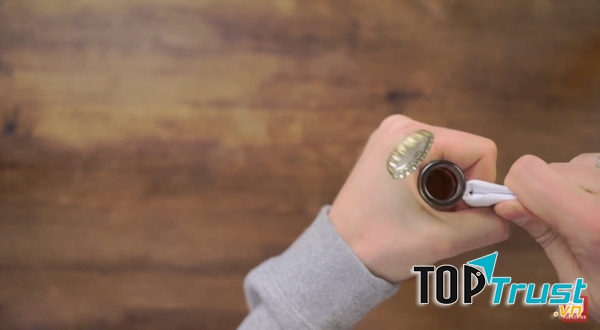 Mở bia bằng tờ giấy: khó tin nhưng là thật