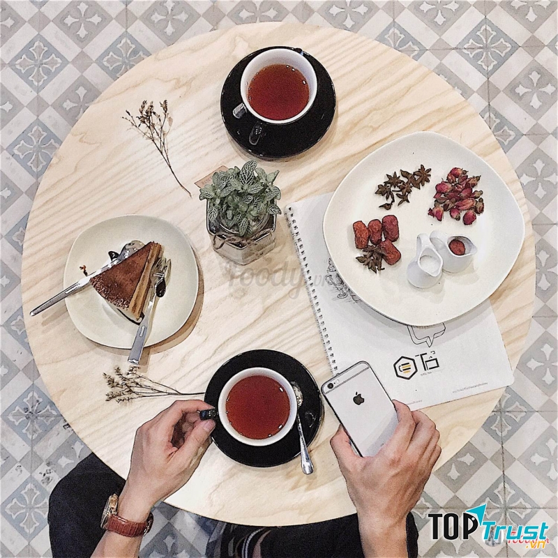 Từ tông màu chủ đạo là vàng nâu, đen, trắng đến các họa tiết, đồ vật trang trí đều gợi hình tổ ong