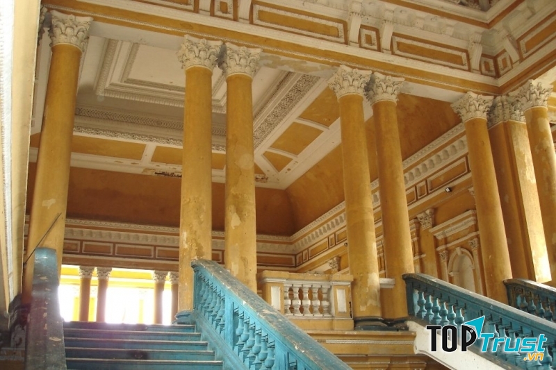 Một góc cầu thang bên trong
