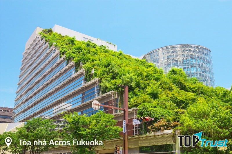 Tòa nhà có hình dáng như một kim thử tháp phủ đầy thảm thực vật xanh tươi