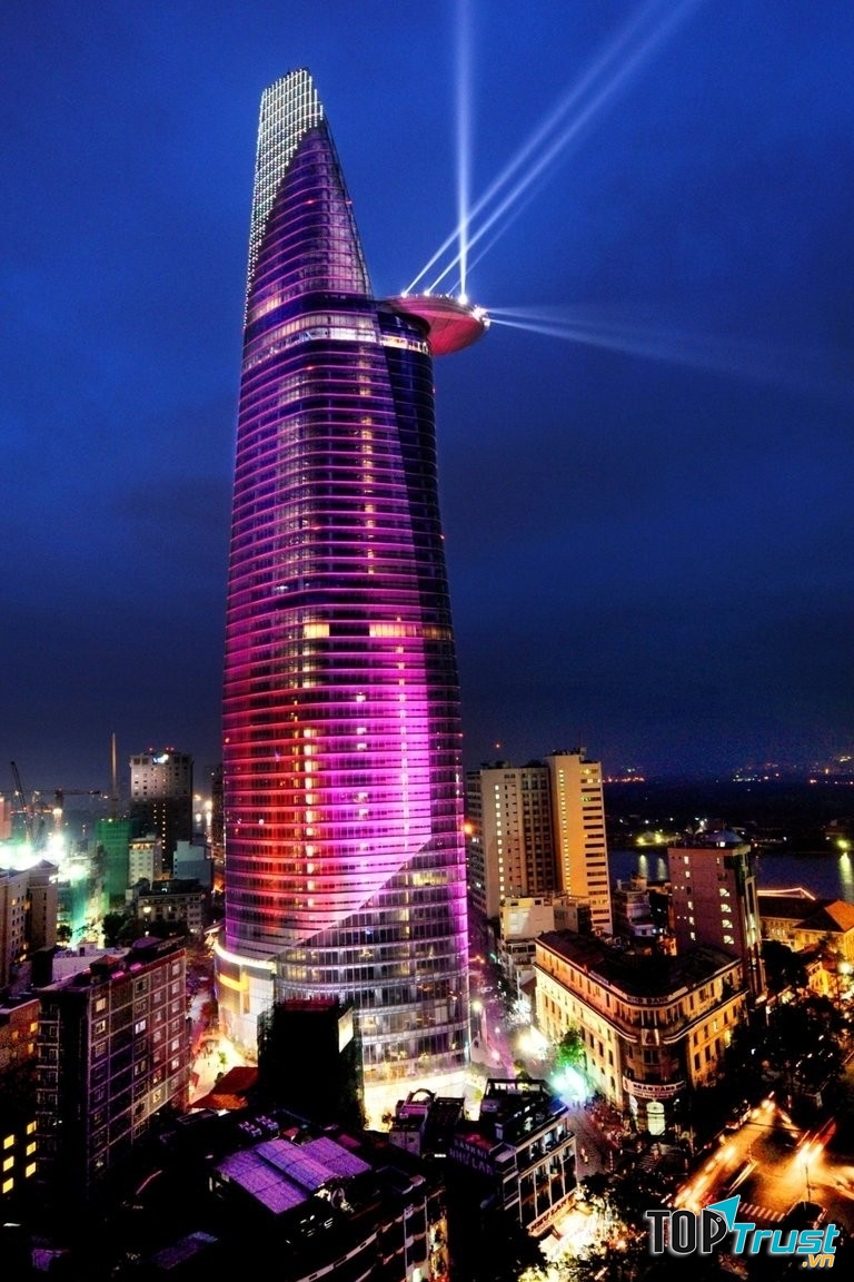 Tòa nhà rực rỡ vào ban đêm