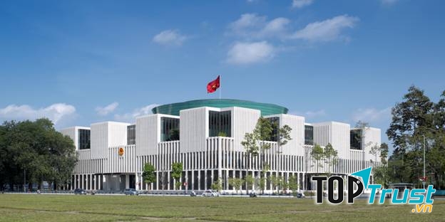 Tòa nhà Quốc Hội cạnh Lăng Hồ Chủ tịch