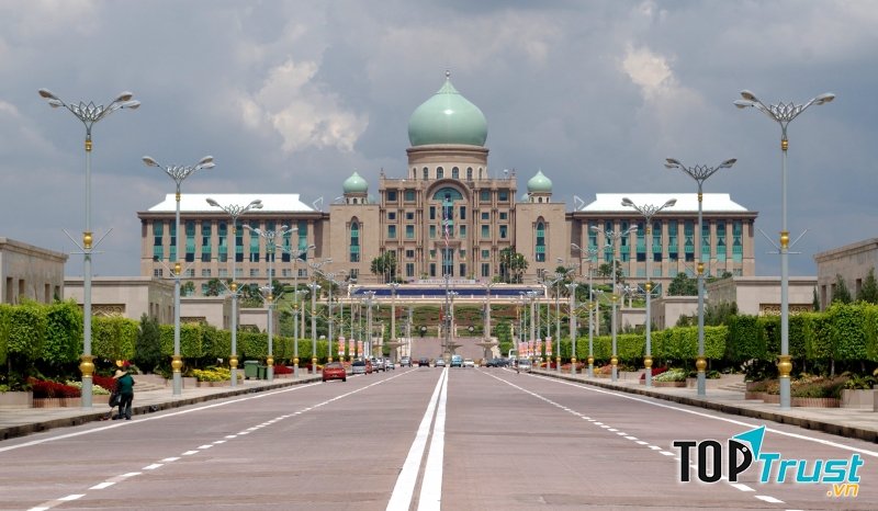 Toàn cảnh tòa nhà Tư pháp Place of Justice