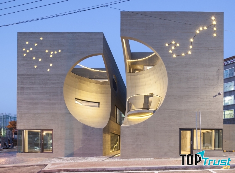 Tòa nhà Two Moon với hình ảnh hai mặt trăng khuyết ở bên ngoài và hệ thống đèn Thiên Yết và Kim Ngưu ở hai bên.