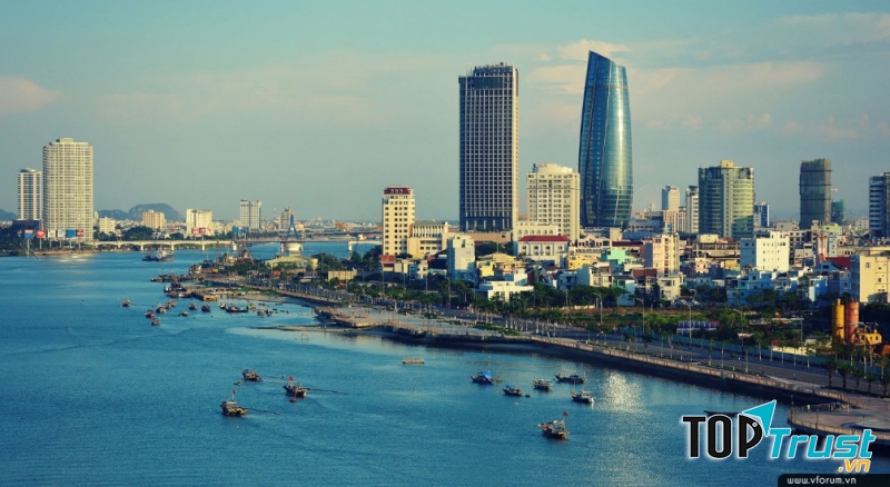 Tòa thị chính Đà Nẵng nhìn từ sông Hàn