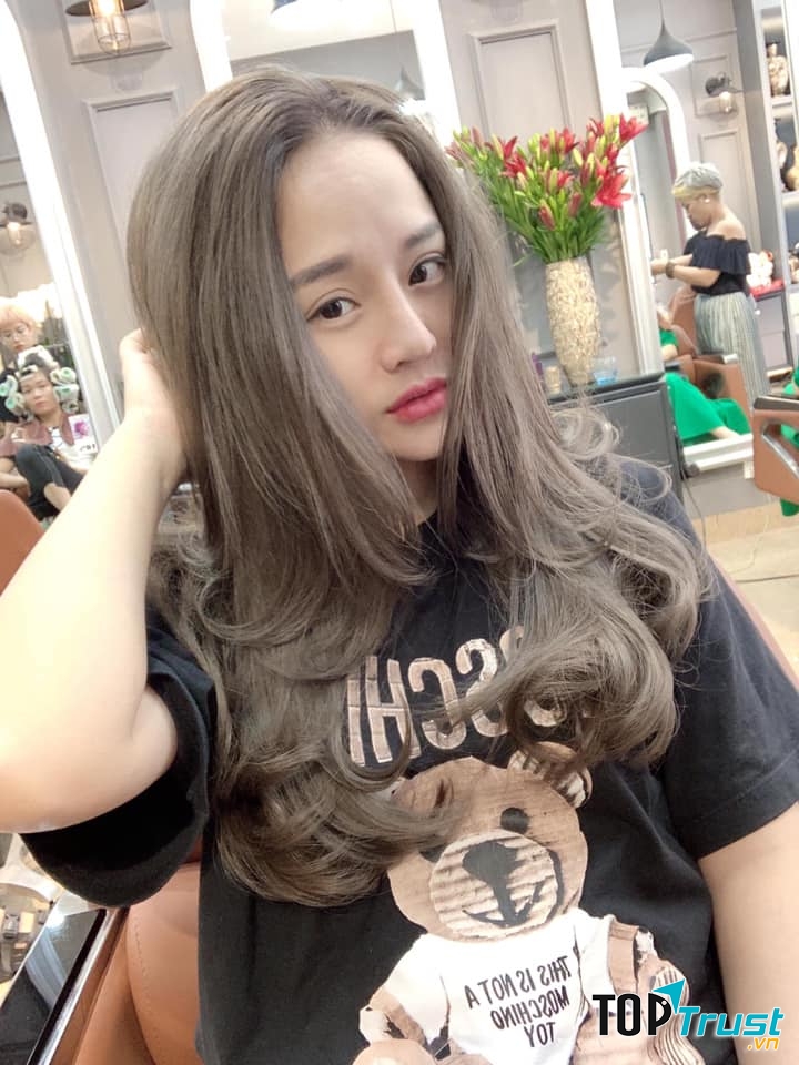 Toàn Lion Hair Salon là một địa chỉ uy tín cho các chị em đang có nhu cầu nhuộm lại mái tóc của mình