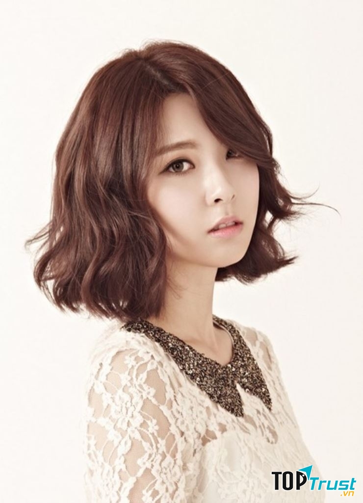 Tóc bob xoăn ngắn kết hợp với màu nâu hạt dẻ vừa tạo nên sự trẻ trung lại quyến rũ, thời thượng