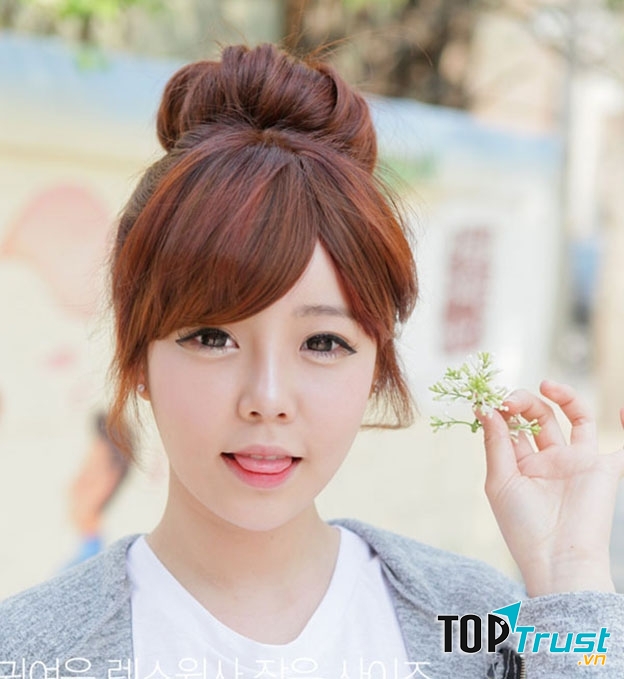 Tóc búi cao gọn gàng nhưng cũng không kém phần dễ thương và nữ tính