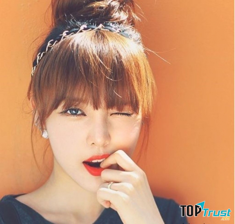 Tóc búi cao kết hợp với mái bằng khiến bạn vô cùng đáng yêu và xinh xắn