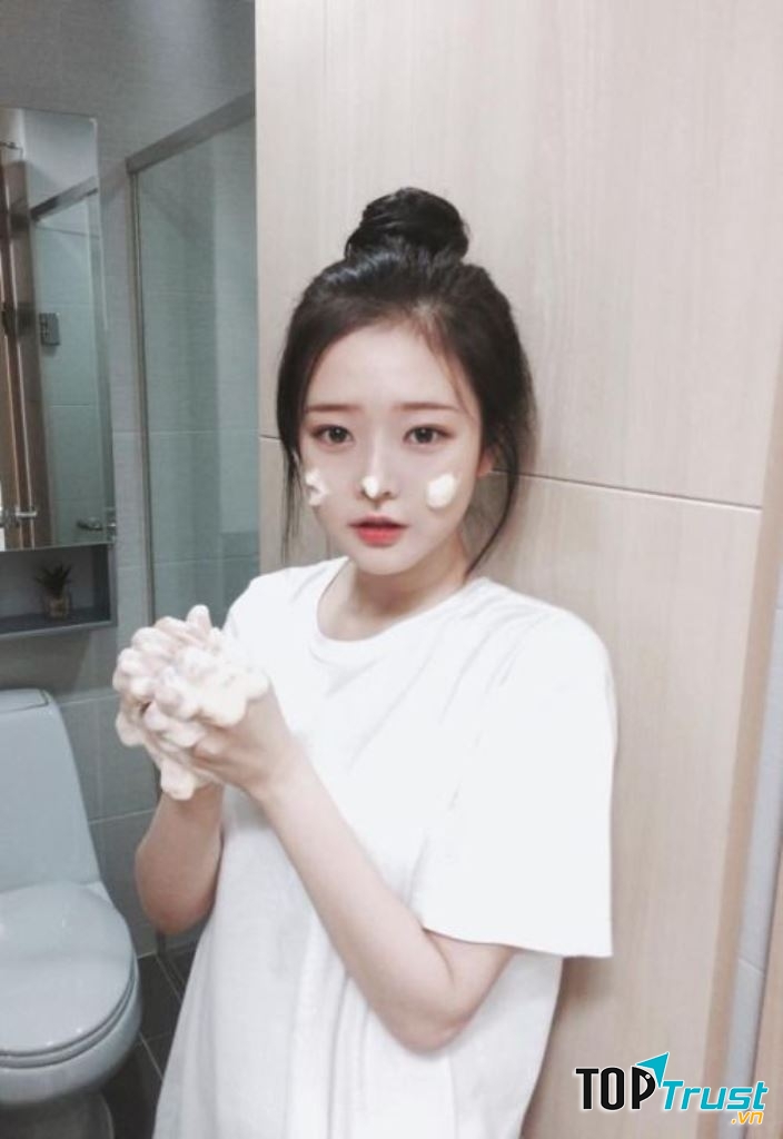 Tóc búi cao phù hợp với hầu hết mọi khuôn mặt, tạo sự thanh thoát và trẻ trung