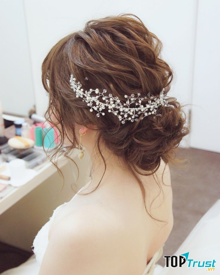 Tóc búi thấp cho cô dâu