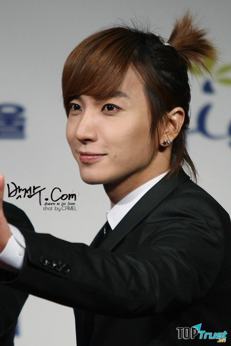 ... hay phi giới tính qua kiểu tóc buộc cho nam như thế này.