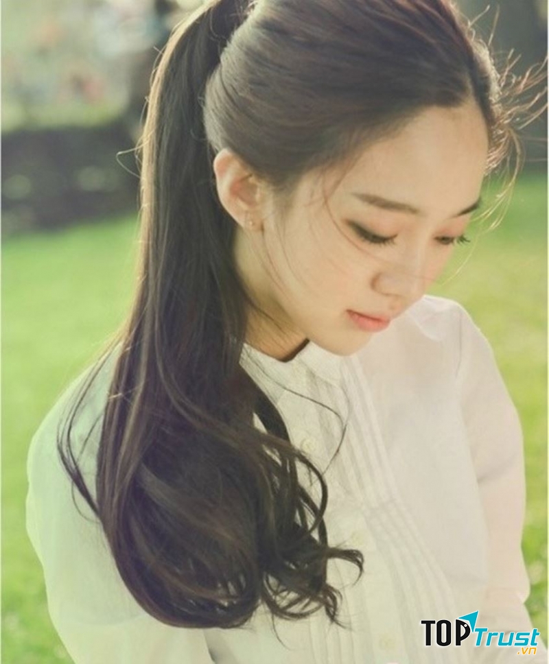 Kiểu tóc đuôi ngựa buộc cao đơn giản và năng động
