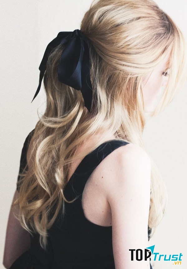 Kiểu tóc buộc nửa gắn nơ