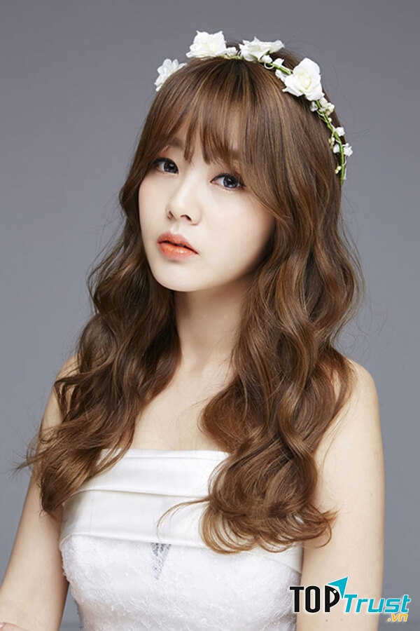 Tóc buông xõa nhẹ nhàng