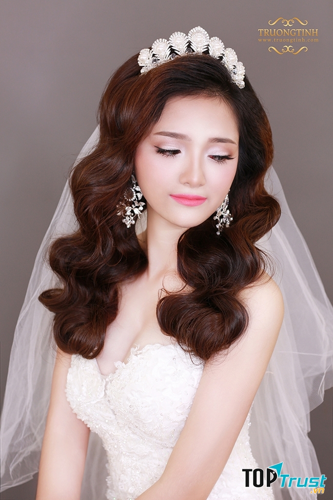 Tóc buông xõa nhẹ nhàng