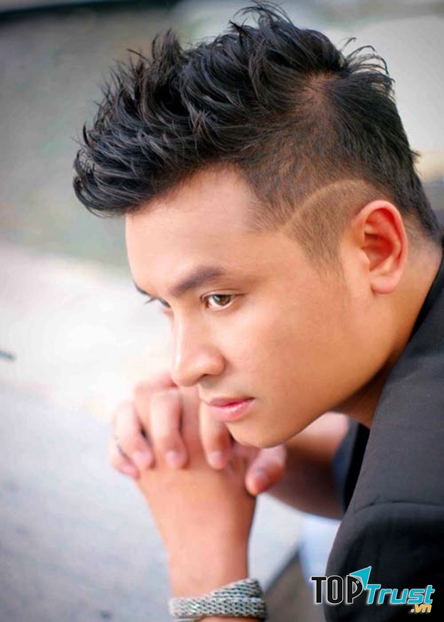 Một chút biến tấu với đường cạo bên mai có thể tạo cá tính mạnh cho bạn nam.