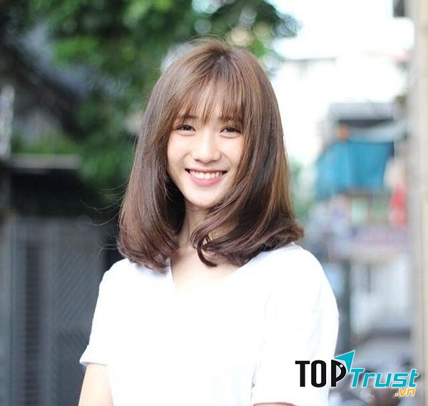 Tóc dài ngang vai uốn cúp giúp nàng dịu dàng hơn