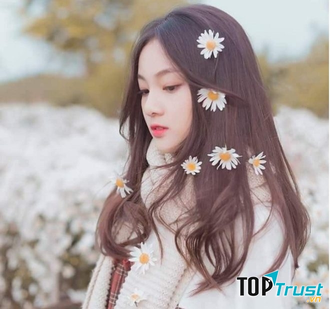 Tóc dài uốn xoăn nhẹ phần đuôi