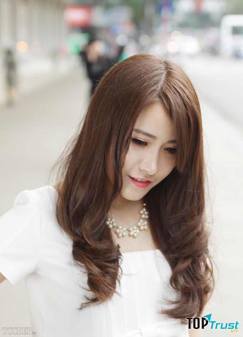 Tóc xoăn nhẹ đuôi không bao giờ lối mốt