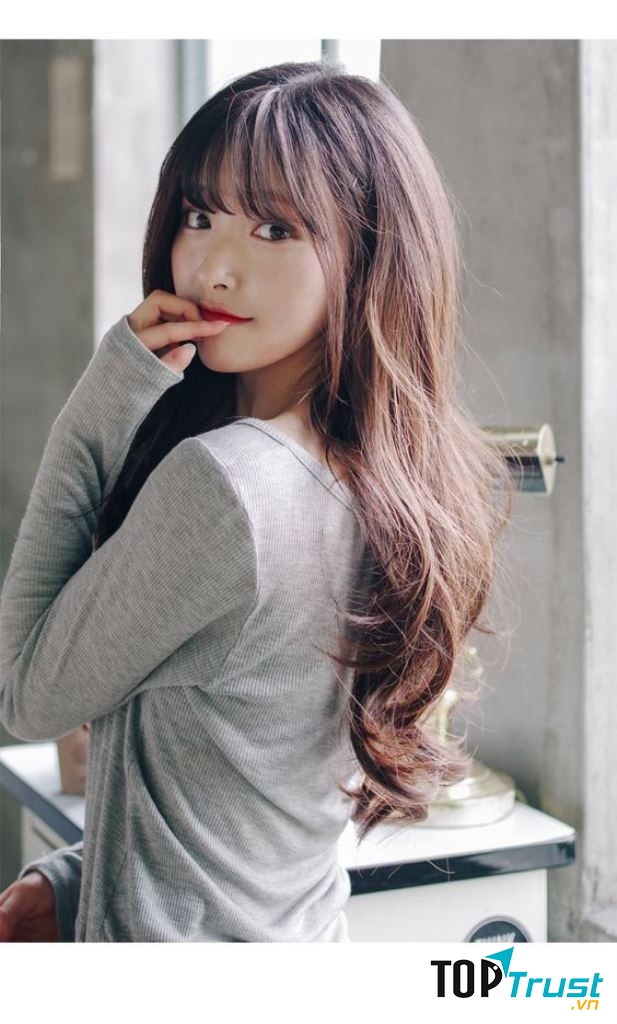 Mái tóc dài xoăn sóng nhẹ nhàng, mang lại cho bạn vẻ duyên dáng và trẻ trung